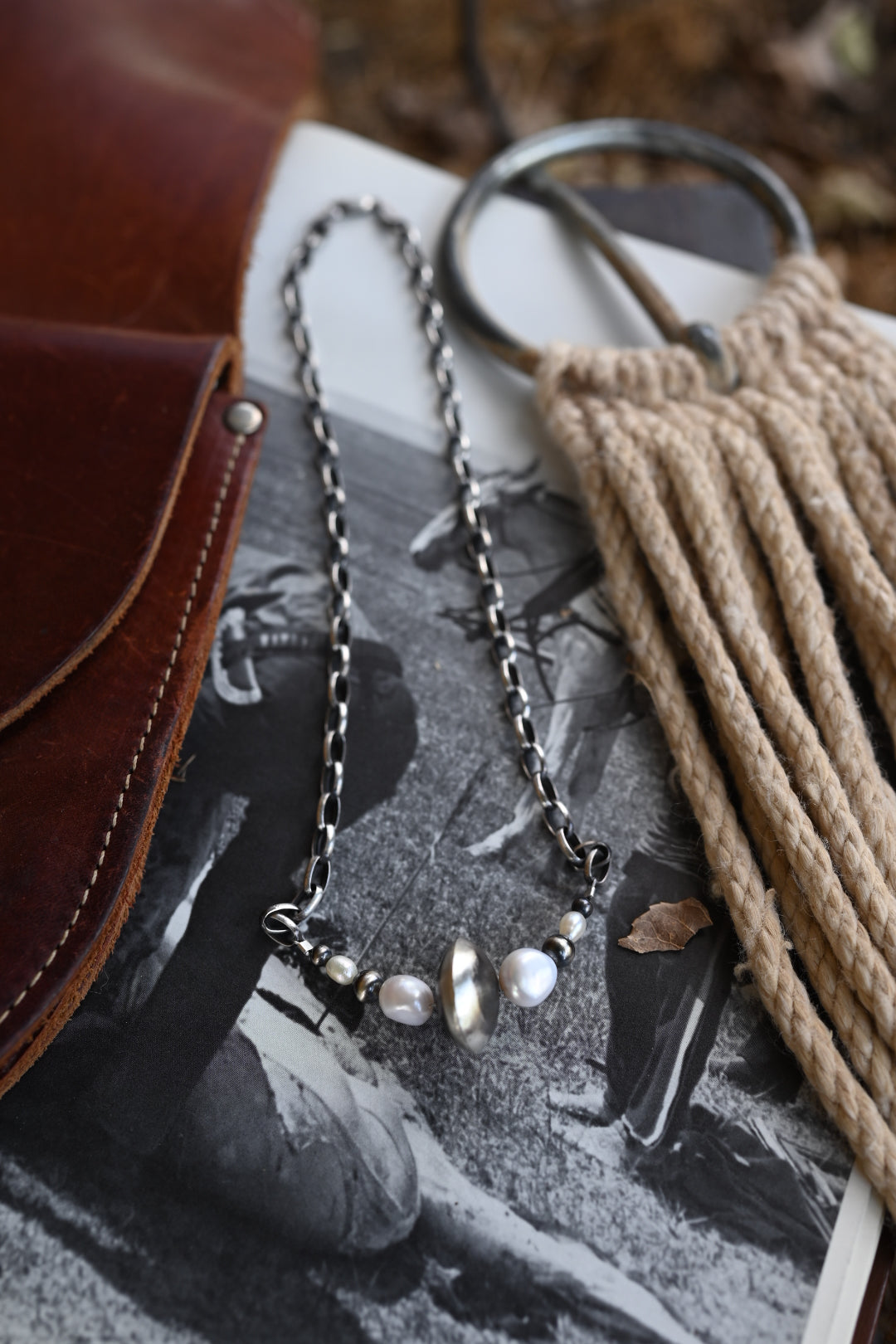 The chain & pearls necklace