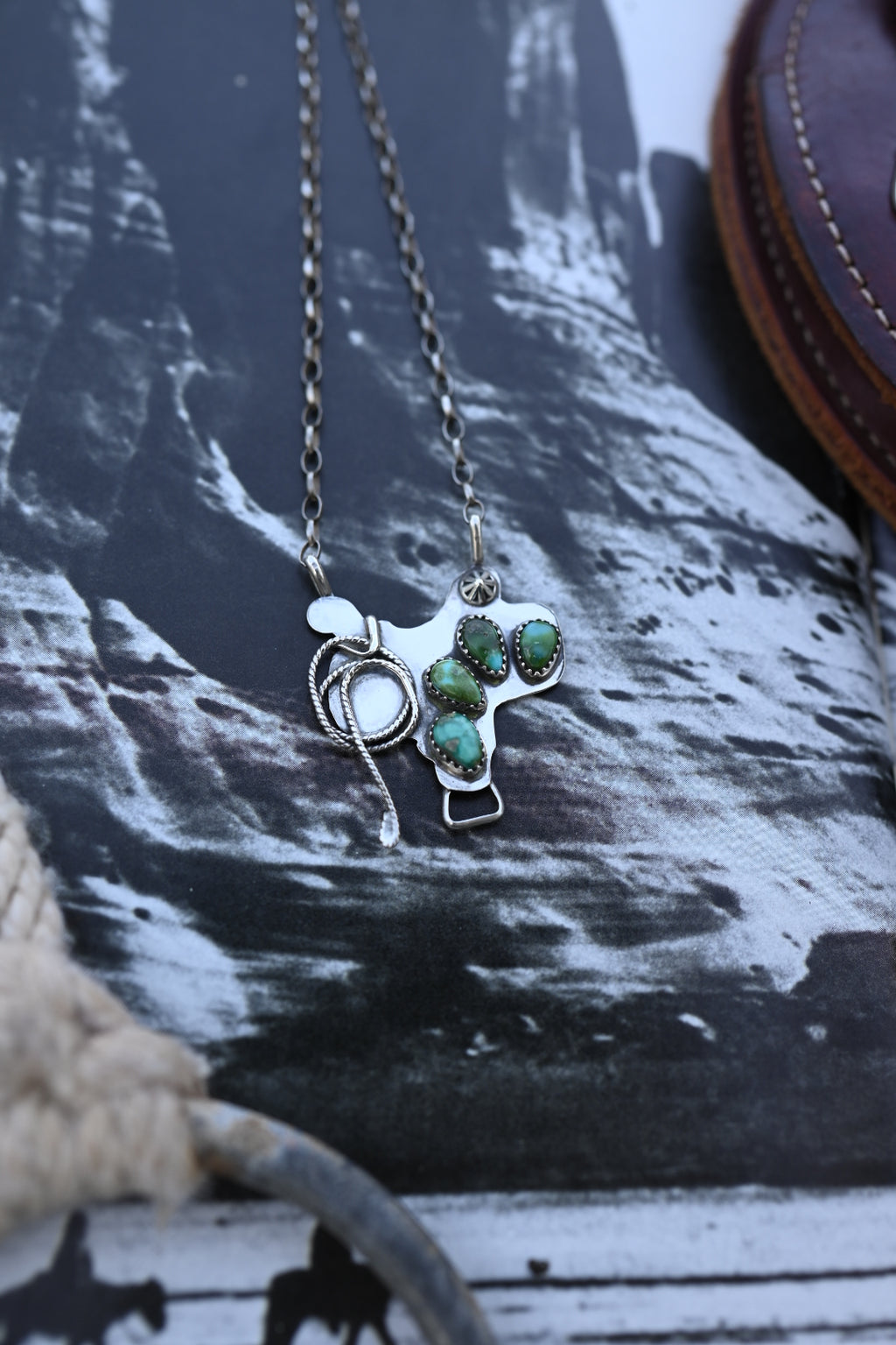 Saddle necklace